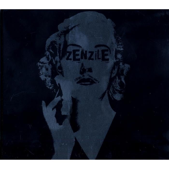 Living in Monochrome - Musique & Instruments Amazon Allemagne à 4.02€