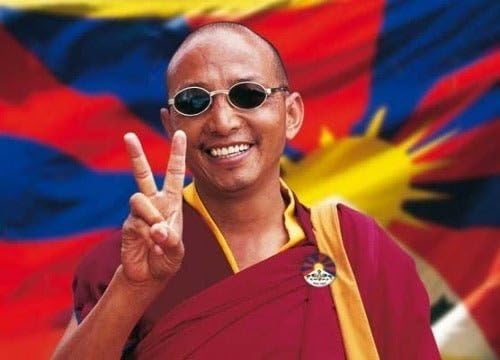 Tushita Spirituelle Postkarte: Tibetischer Mönch mit Flagge... - Livres & eBooks Amazon Allemagne à 1.40€